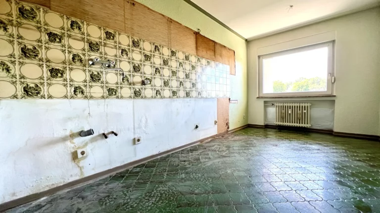 Sanierungsbedürftiger Altbau — Vorher